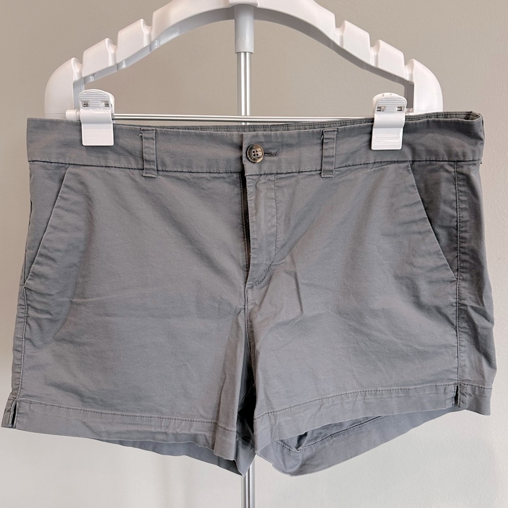 Old Navy Light Grey Mid-Rise Shorts w Pockets, Size 14.
